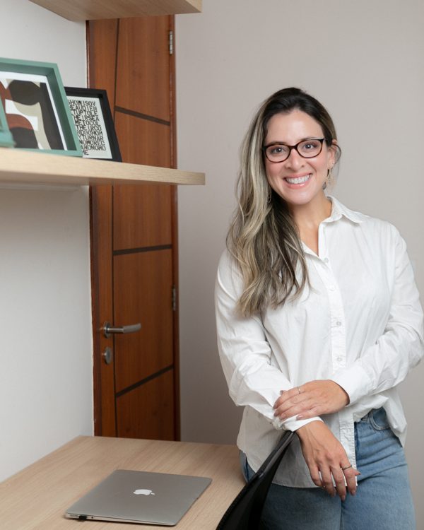 Mariana Gama, advogada em Direito à Saúde, em seu escritório